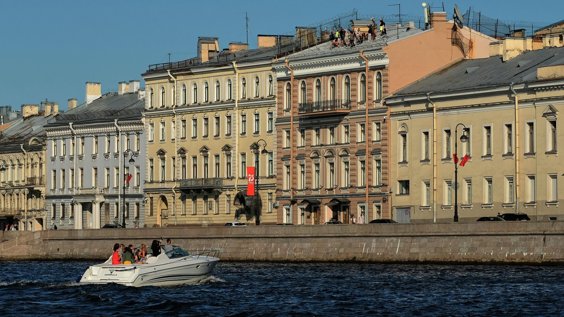 Прогулочный катер у Набережной Кутузова в Санкт-Петербурге - РИА Новости, 1920, 27.11.2020