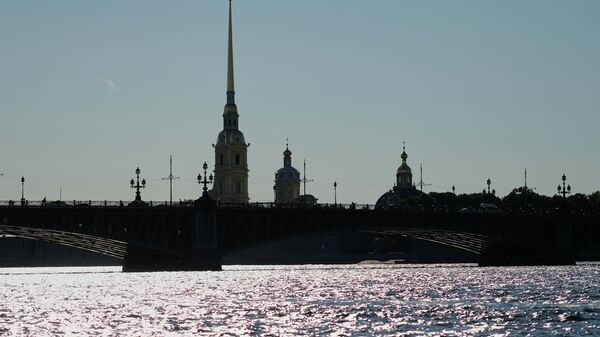 Вид с реки Невы на Петропавловский собор в Санкт-Петербурге