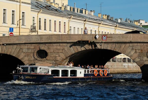 Прогулочный катер у Прачечного моста в Санкт-Петербурге