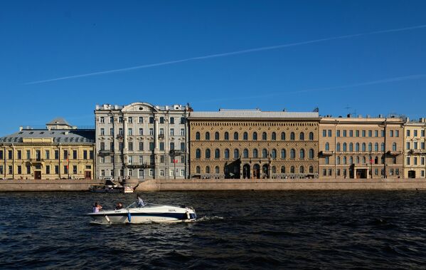 Вид на Дворцовую набережную в Санкт-Петербурге