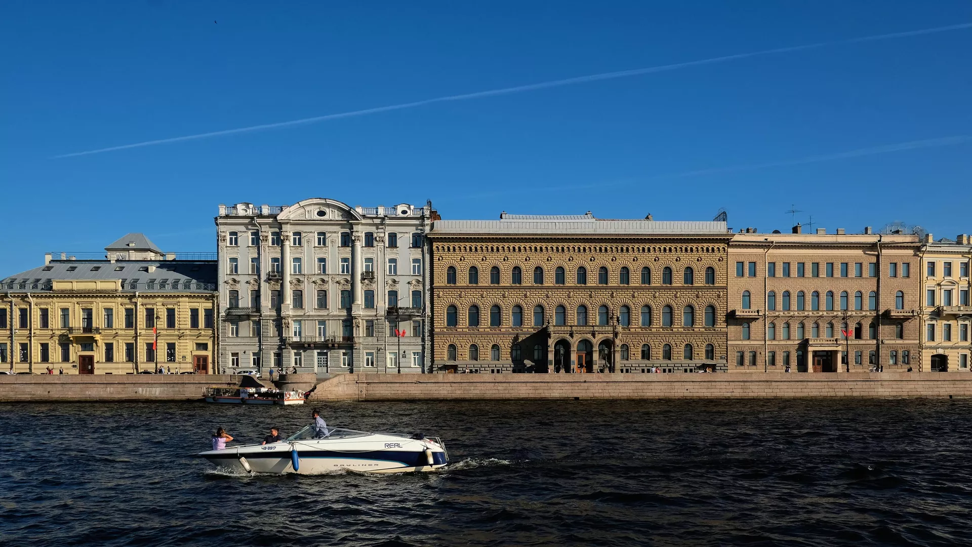 Вид на Дворцовую набережную в Санкт-Петербурге - РИА Новости, 1920, 22.06.2021