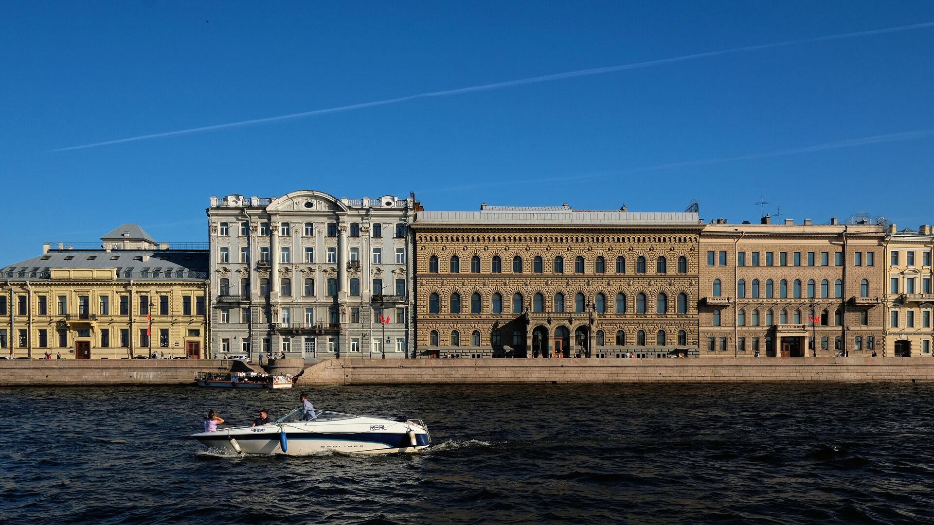 Вид на Дворцовую набережную в Санкт-Петербурге - РИА Новости, 1920, 06.08.2021