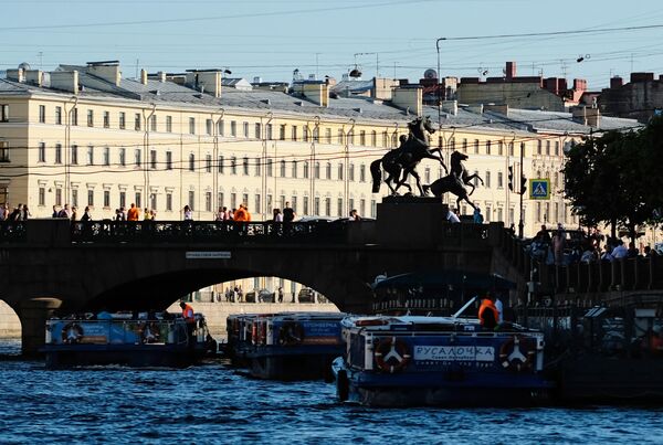 Прогулочные катера у Аничкова моста в Санкт-Петербурге