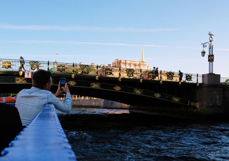 Туристы на прогулочном катере на реке Фонтанке в Санкт-Петербурге