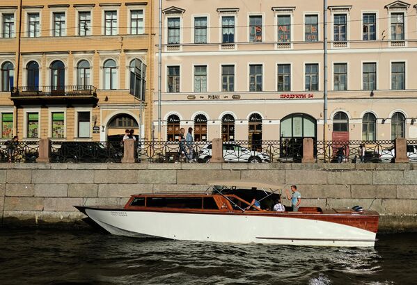 Прогулочный катер на реке Фонтанке в Санкт-Петербурге