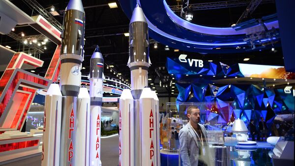 Макеты ракет Ангара на стенде государственной корпорации Роскосмос 