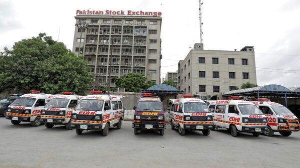 Автомобили скорой помощи на месте нападения на Пакистанскую фондовую биржу в Карачи. 29 июня 2020