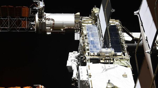 Выход в открытый космос астронавтов NASA Криса Кэссиди и Роберта Бенкена