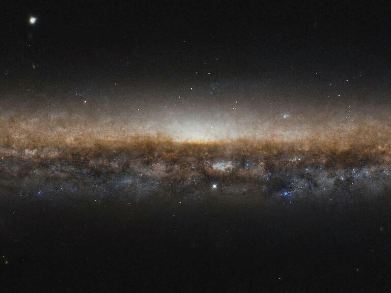 Галактика NGC 5907 снятая космическим телескопом Хаббл