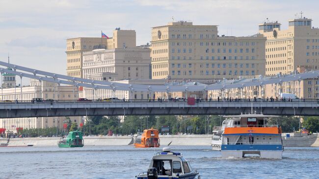 Парад теплоходов в честь открытия пассажирской навигации по Москве-реке