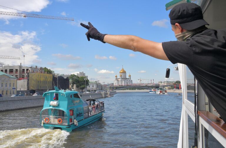 Парад теплоходов в честь открытия пассажирской навигации по Москве-реке Парад теплоходов в честь открытия пассажирской навигации по Москве-реке