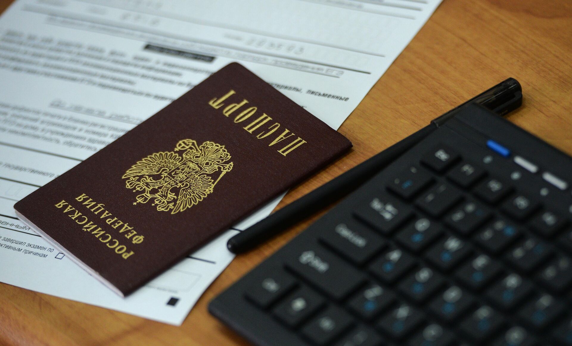 Паспорт на столе во время пробной сдачи Единого государственного экзамена - РИА Новости, 1920, 28.05.2021
