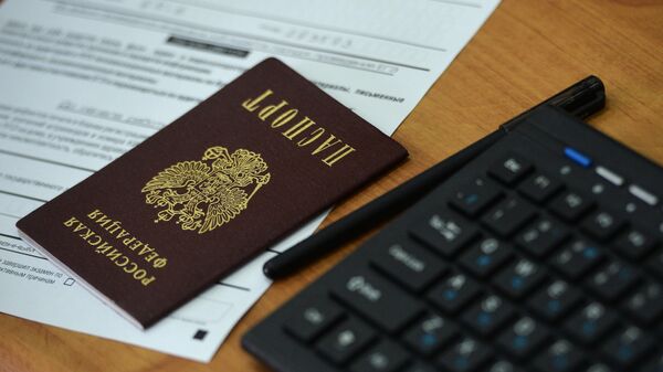 Паспорт на столе во время сдачи Единого государственного экзамена
