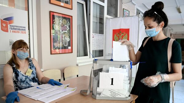 Девушка принимает участие в голосовании по внесению поправок в Конституцию РФ на одном из избирательных участков в Сочи