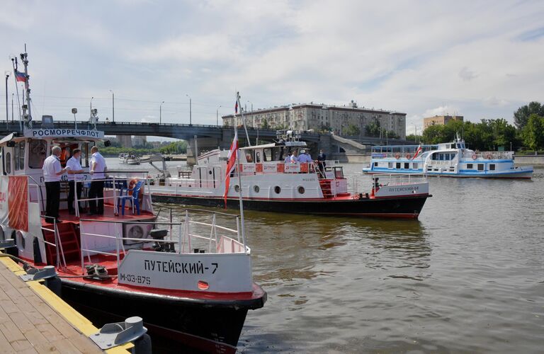 Парад теплоходов в честь открытия пассажирской навигации по Москве-реке Парад теплоходов в честь открытия пассажирской навигации по Москве-реке