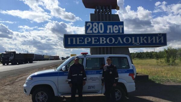 Сотрудники ДПС Переволоцкого района помогли водителю извлечь из автомобиля метровую змею