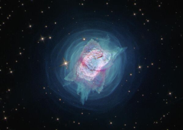 Очень молодая планетарная туманность NGC 7027, которая расположена приблизительно в созвездии Лебедь 