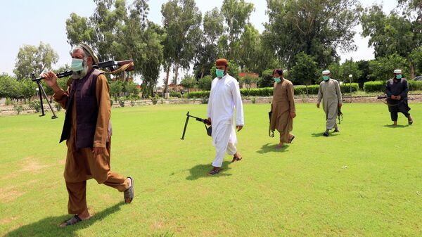 Члены Талибана во время передачи оружия 