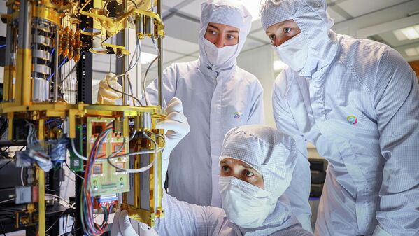 Люди в науке, 2-е место. Команда НОЦ ФМН в процессе сборки криогенной части квантового компьютера, которая обеспечивает охлаждение сверхпроводниковых процессоров почти до температуры абсолютного нуля (-273,1 °C)