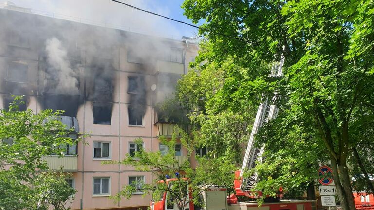 На месте пожара на улице Проходчиков в Москве