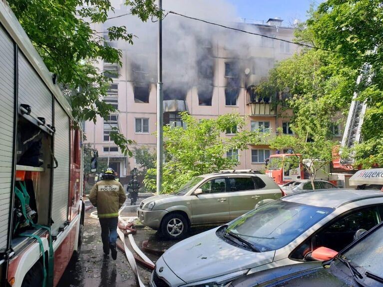 На месте пожара на улице Проходчиков в Москве