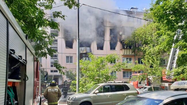 На месте пожара на улице Проходчиков в Москве
