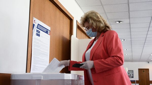 Татьяна Москалькова голосует по вопросу внесения поправок в Конституцию РФ на избирательном участке в Москве