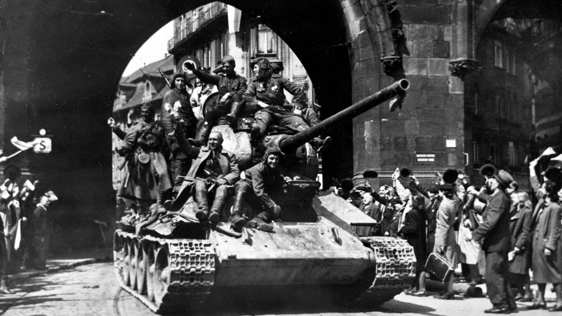 Жители Праги приветствуют советских воинов-освободителей. 10 мая 1945 г. - РИА Новости, 1920, 06.07.2020