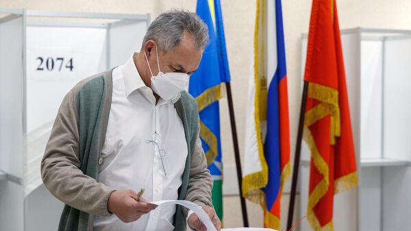 Министр обороны РФ Сергей Шойгу принимает участие в голосовании по поправкам в Конституцию РФ