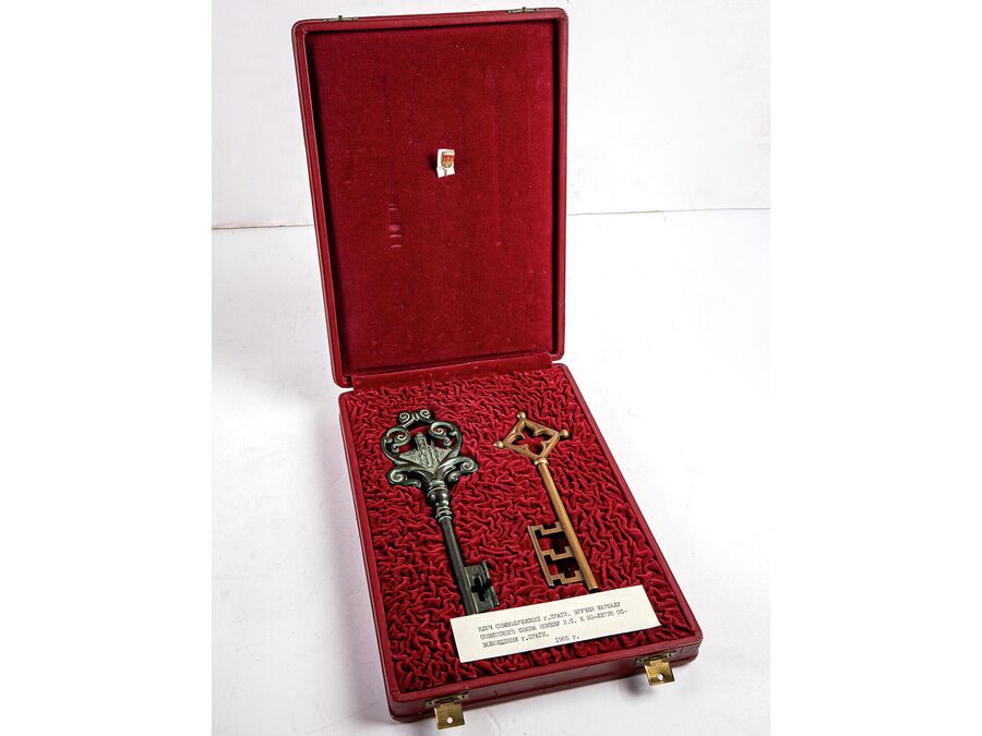 Символические ключи от Праги, врученные в 1965 году жителями города маршалу Советского Союза И. С. Коневу в связи с 20-летием освобождения Чехословакии от фашизма