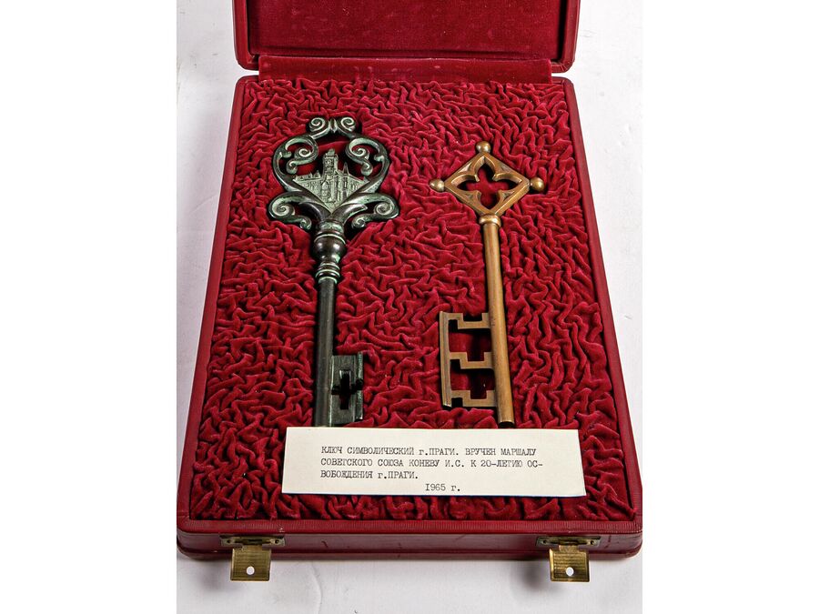Символические ключи от Праги, врученные в 1965 году жителями города маршалу Советского Союза И. С. Коневу в связи с 20-летием освобождения Чехословакии от фашизма