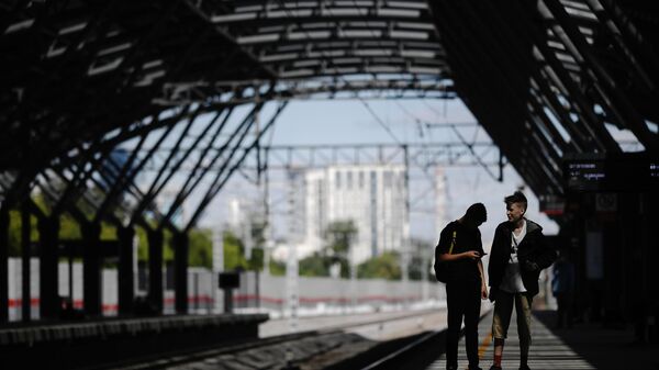 Пассажиры ожидают поезда на станции Славянский бульвар линии МЦД-1