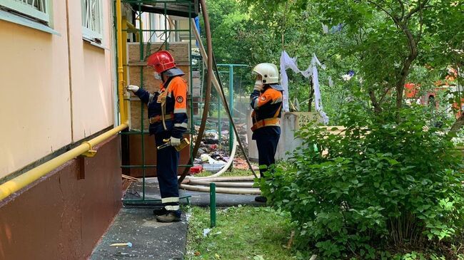 Сотрудники Мосгаза на месте пожара на Проходческой улице на северо-востоке Москвы