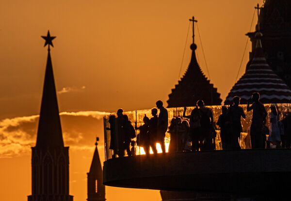 Башни Московского Кремля и купола Покровского собора
