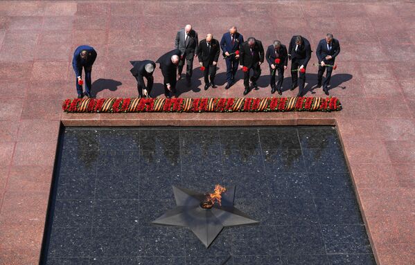 Президент РФ Владимир Путин и главы государств, приглашенные на военный парад, на церемонии совместного возложения цветов к Могиле Неизвестного Солдата в Александровском саду в Москве