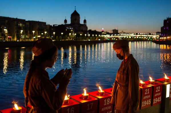 Волонтеры зажгли 1418 свечей на Крымской набережной в Москве в рамках акции Линия памяти