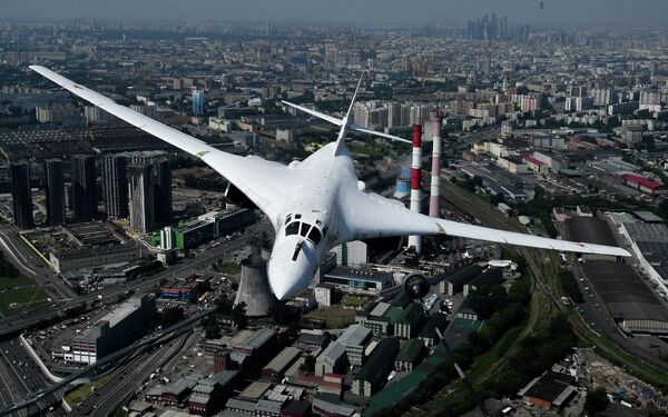 Стратегический бомбардировщик-ракетоносец Ту-160 во время генеральной репетиции воздушной части парада в честь 75-летия Победы в Великой Отечественной войне в Москве Стратегический бомбардировщик-ракетоносец Ту-160 во время генеральной репетиции воздушной части парада в честь 75-летия Победы в Великой Отечественной войне в Москве