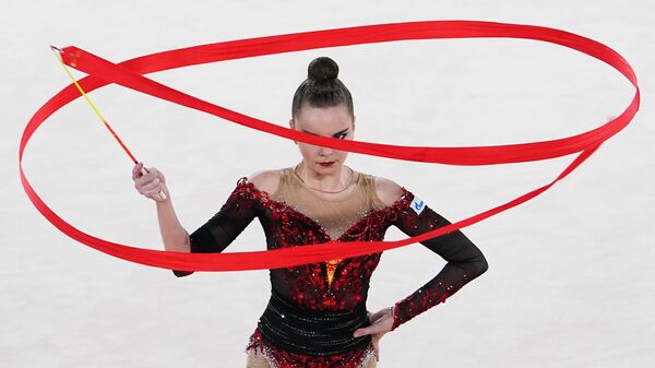 Дина Аверина (Россия) выступает во Дворце гимнастики Ирины Винер-Усмановой на международном онлайн-турнире по художественной гимнастике