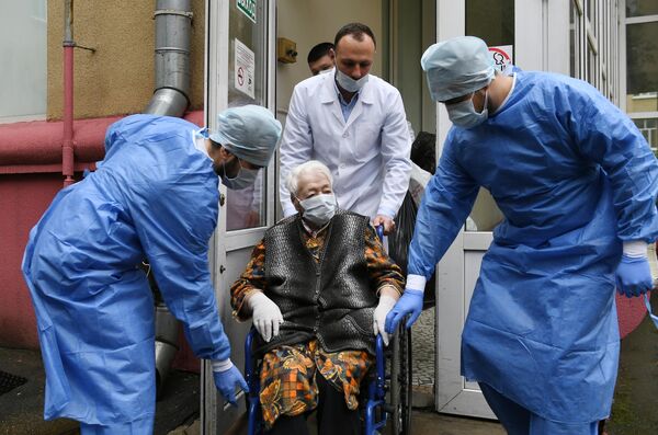 Зенаида Афанасьева Новикова, которой исполнился 101 год, выписалась из Научного медицинского исследовательского центра травматологии и ортопедии имени Н. Н. Приорова Минздрава РФ после лечения коронавирусной инфекции COVID-19