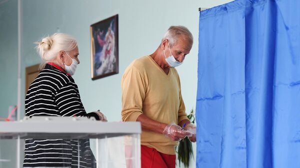 Жители Казани на избирательном участке № 453 во время голосования по вопросу внесения поправок в Конституцию РФ