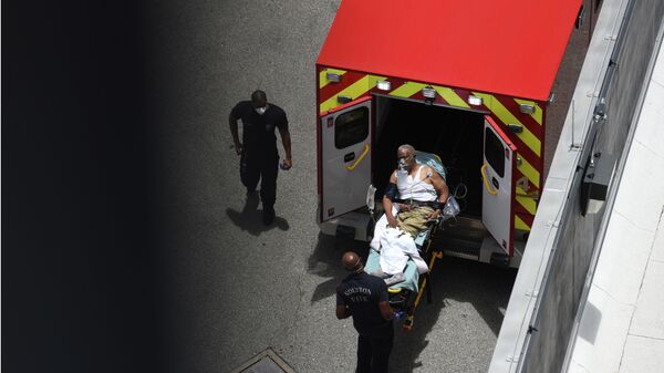 Скорая помощь доставила пациента в отделение неотложной помощи методистской больницы Хьюстона 
