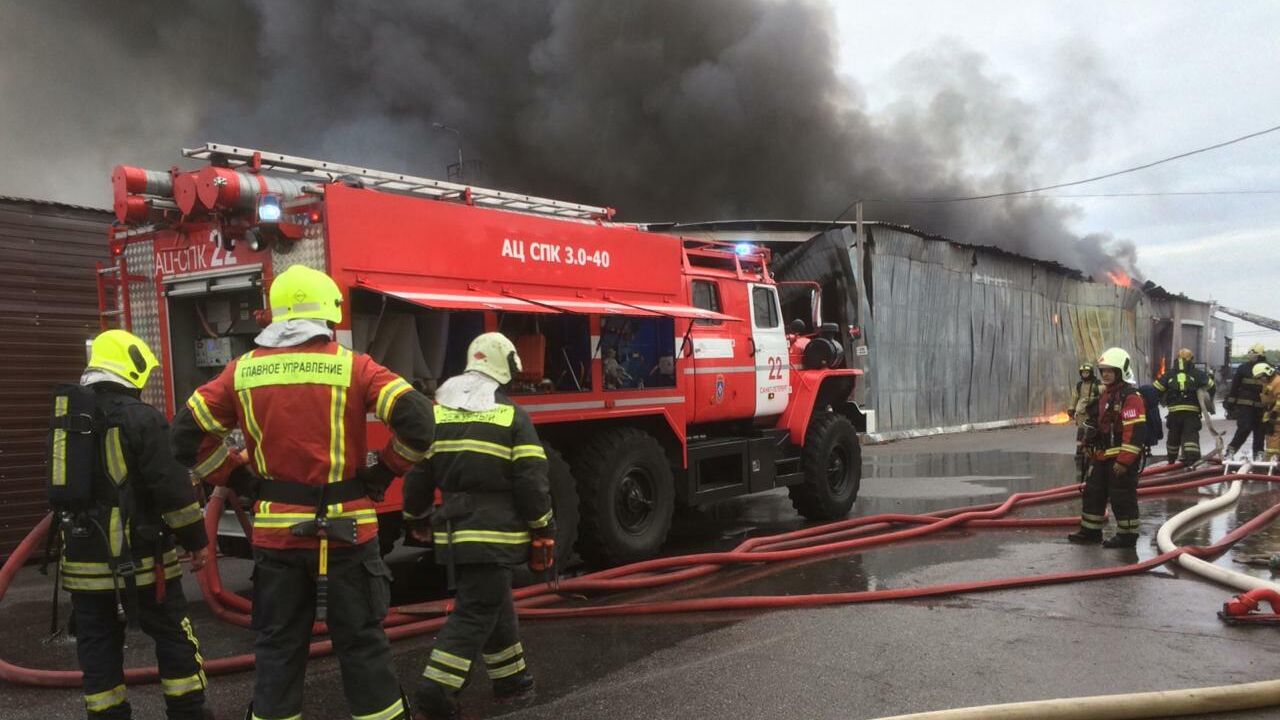 Сотрудники МЧС во время ликвидации пожара  на складе в Красногвардейском районе Санкт-Петербурга - РИА Новости, 1920, 04.11.2020