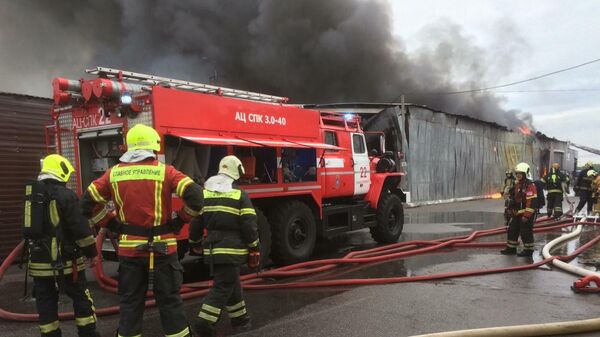 Сотрудники МЧС во время ликвидации пожара  на складе в Красногвардейском районе Санкт-Петербурга