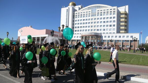Участники шествия студентов Белгородского государственного университета в День знаний