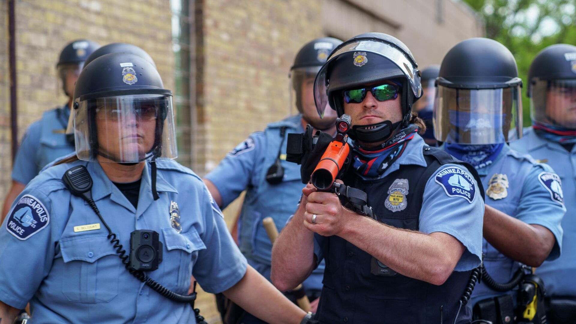 Полицейские возле полицейского участкав Миннеаполисе, штат Миннесота - РИА Новости, 1920, 30.06.2020