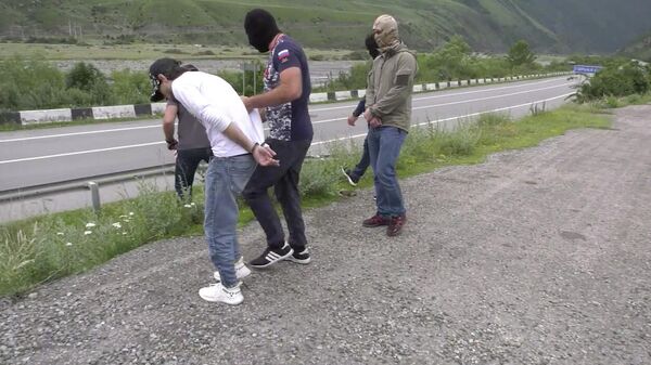 Сотрудники ФСБ во время задержания сторонник запрещенного Исламского государства во Владикавказе