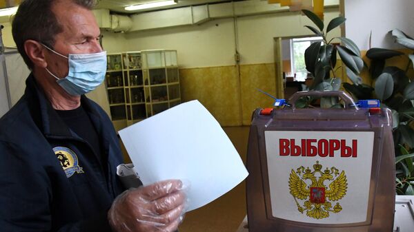 Мужчина голосует по вопросу внесения поправок в Конституцию РФ на избирательном участке