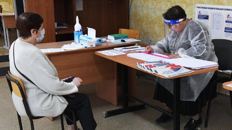 Женщина на избирательном участке по вопросу внесения поправок в Конституцию РФ  во Владивостоке