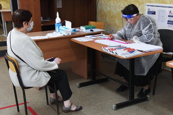 Женщина на избирательном участке по вопросу внесения поправок в Конституцию РФ  во Владивостоке