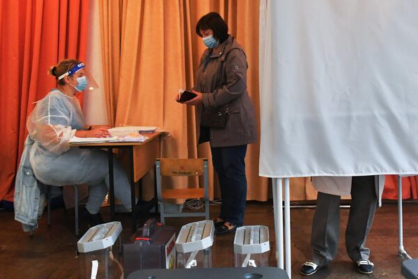 Женщина на избирательном участке по вопросу внесения поправок в Конституцию РФ во Владивостоке